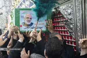 تشییع و تدفین پیکر مطهر دانشمند هسته&zwnj;ای شهید محمدمهدی طهرانچی رییس دانشگاه آزاد اسلامی و همسر گرانقدرش شهیده مژگان قراویری در حرم حضرت عبدالعظیم حسنی(ع)