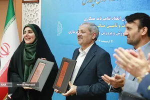 علیرضا کاظمی، وزیر آموزش و پرورش و فرزانه صادق مالواجِرد وزیر راه و شهرسازی در مراسم امضای تفاهم&zwnj;نامه همکاری حوزه مسکن فرهنگیان