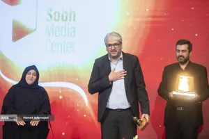 تجلیل از هومن خلیلی، کارگردان خبر در مراسم بزرگداشت شهدای رسانه در نبرد با رژیم صهیونیستی
