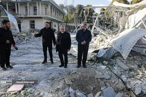 بازدید دکتر بیژن رنجبر رئیس دانشگاه آزاد اسلامی، پس از حمله هوایی آمریکا و رژیم صهیونیستی به سفارت سابق آمریکا(لانه جاسوسی) 