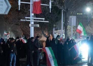 تجمع شبانه مشهدیها علیه اقدامات اغتشاشگران تجمع شبانه مشهدیها علیه اقدامات اغتشاشگران