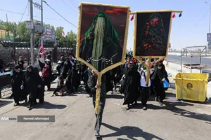 پیاده روی زائرین اربعین حسینی به یاد رهبر شهید انقلاب