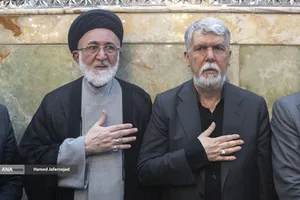 سیدعباس صالحی وزیر فرهنگ و ارشاد اسلامی و حجت&zwnj;الاسلام قاضی&zwnj; تولیت آستان مطهر حضرت عبدالعظیم در مراسم تشییع و تدفین پیکر مطهر دانشمند هسته&zwnj;ای شهید محمدمهدی طهرانچی رییس دانشگاه آزاد اسلامی و همسر گرانقدرش شهیده مژگان قراویری در حرم حضرت عبدالعظیم حسنی(ع)