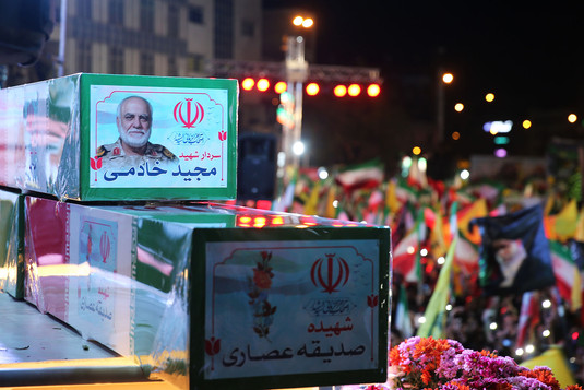 اجتماع مردمی در حمایت از رزمندگان اسلام و وداع با پیکر مطهر شهید خادمی - میدان انقلاب