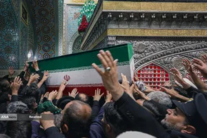 مراسم طواف پیکر رهبر شهید انقلاب بر گرد ضریح مطهر امام رضا(ع)