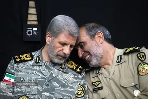 سرلشکر امیر حاتمی فرمانده کل ارتش در مراسم گرامیداشت چهلمین روز درگذشت شهید سپهبد محمد باقری (محمد حسین افشردی) و همسر وی ( اشرف افشردی) و دختر این فرمانده عزیز (فرشته افشردی)