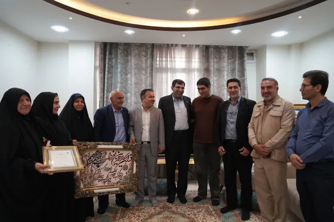 دیدار رئیس دانشگاه آزاد اسلامی استان فارس و شیراز و مرودشت با خانواده شهید سرتیپ دوم یعقوب خادمی