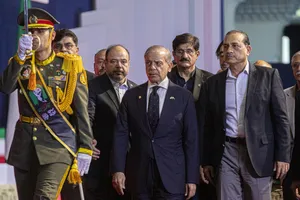 ادای احترام شهباز شریف نخست وزیر پاکستان و مقامات و مسئولان خارجی به پیکر امام شهید 
