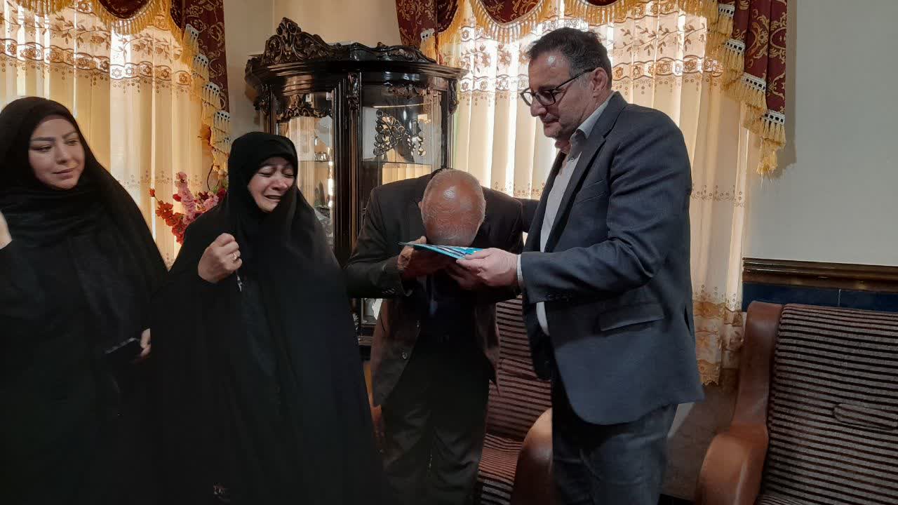 اهدای مدرک کارشناسی‌ارشد افتخاری دانشگاه آزاد به خانواده شهید فرشید کریمی