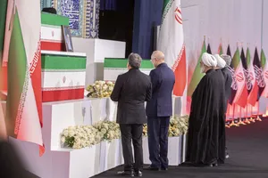 ادای احترام سران سه قوه و مقامات به پیکر امام شهید 