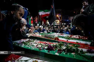 وداع با پیکرهای خانوادگی شهیدان شادکامی در چهارراه نظام&zwnj;آباد