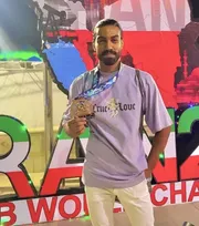 مدال طلا بر سینه دانشجوی دانشگاه آزاد درخشید؛ قراگوزلو بر بام پرورش‌اندام جهان