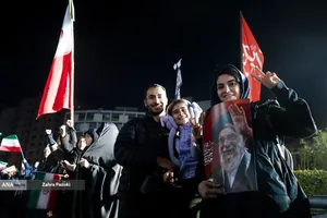 وداع با شهدای ناوشکن دنا و حمایت از نیروهای مسلح