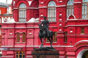 مجسمه ژنرال ژوکوف &laquo;مجسمه مارشال ژوکوف&raquo;در نزدیکی میدان سرخ و موزه ملی تاریخ روسیه در مسکو است. این مجسمه به یادبود گئورگی ژوکوف، فرمانده ارتش سرخ در جنگ جهانی دوم، ساخته شده و نمادی از شکست نازی&zwnj;ها و قهرمانی ملی روسیه به شمار می&zwnj;رود.  
