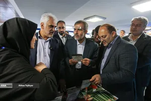علی منتظری مقدم رئیس جهاد دانشگاهی در بازدید از نمایشگاه علمی دانشگاه آزاد اسلامی
