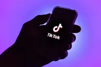 تیک‌تاک علت مسدودسازی نام اپستین در پیام‌های کاربران را بررسی می‌کند