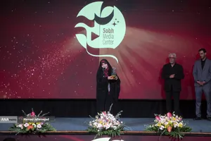 اهدای سیمرغ بلورین به سحر امامی مجری تلویزیون به پاس اقدام شجاعانه مجری خبر صداوسیما در حمله رژیم صهیونیستی به ساختمان شیشه ای صدا و سیما در مراسم بزرگداشت شهدای رسانه در نبرد با رژیم صهیونیستی