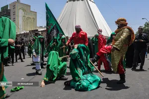 آیین خیمه سوزان عاشورا در چهارراه گلوبندک تهران
