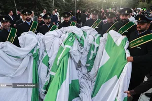 اهتزاز بزرگترین پرچم علوی بر فراز تهران