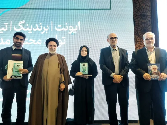 ادبیات یک سلاح است. ما با لاله‌ها زندگی می‌کنیم