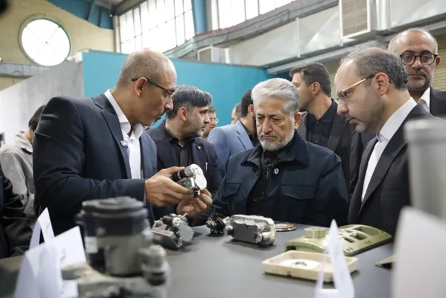 بازدید دکتر رنجبر از نمایشگاه محصولات دانش‌بنیان واحدهای منتخب دانشگاه آزاد استان تهران