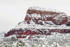 نمایی از کلیسای صلیب مقدس پس از طوفان زمستانی در سدونا، آریزونا، در کنار صخره&zwnj;های قرمز پوشیده از برف دیده می&zwnj;شود.