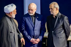 مسعود پزشکیان رییس جمهور،محمدباقر قالیباف رییس مجلس و حجت الاسلام محسنی اژه ای رییس قوه قضاییه در مراسم ادای احترام مقامات و مسئولان خارجی به پیکر امام شهید 