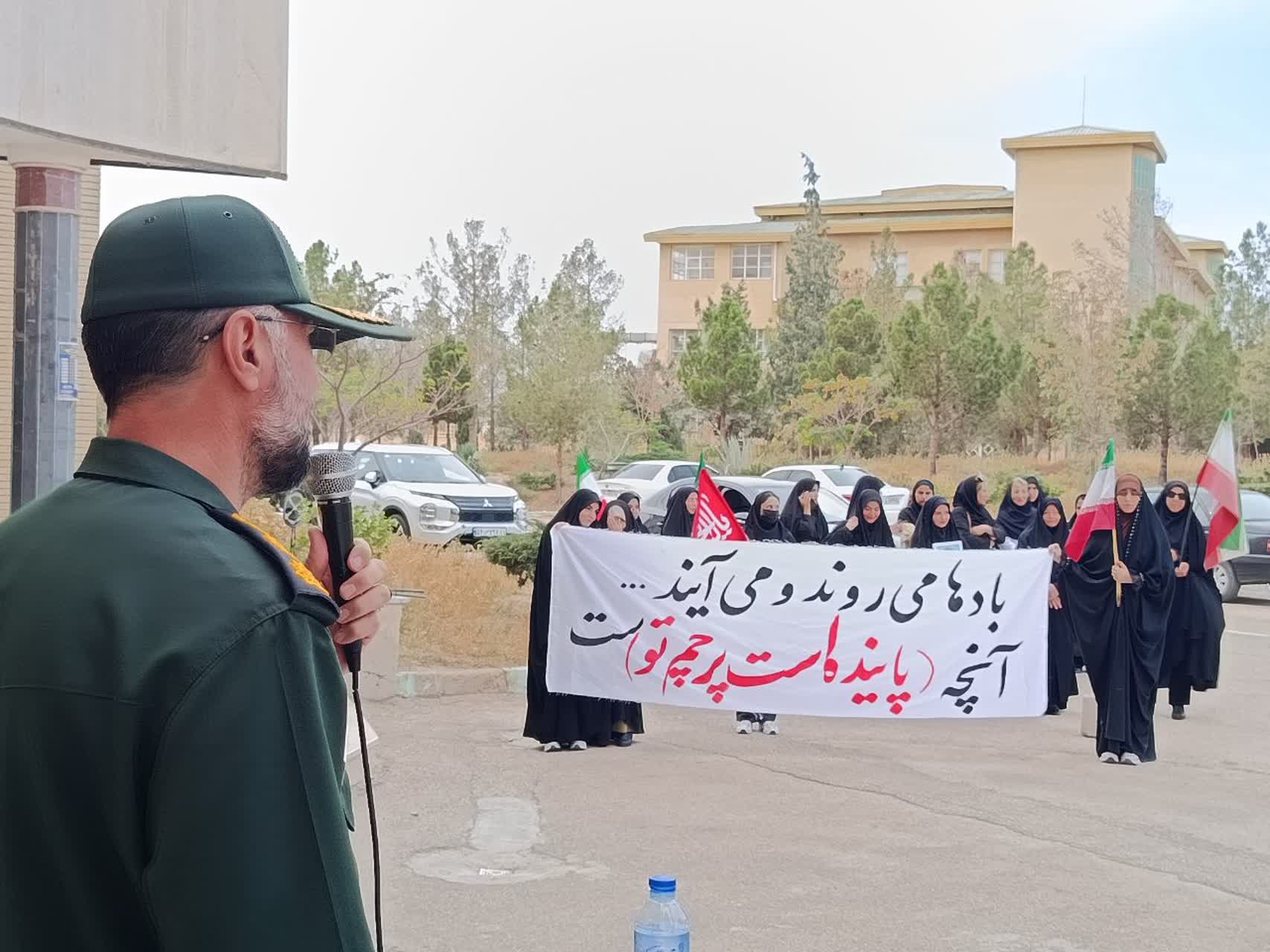 پرچم مقدس جمهوری اسلامی در دانشگاه آزاد دامغان به اهتزاز درآمد