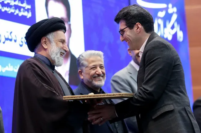 تلفیق علم روز با تعهد؛ بایدهای مسیر استادی و تربیت دانشجو؛ از پیاده‌سازی جهت‌گیری الهی در کلاس‌ درس تا پژوهش‌ مسئله‌محور