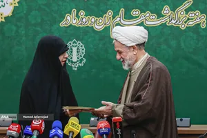 اعطای حکم انتصاب ریحانه سلامی به&zwnj;عنوان رئیس ستاد مرکزی هفته بزرگداشت مقام زن و روز مادر