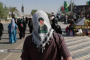 پیاده روی زائرین اربعین حسینی به یاد رهبر شهید انقلاب