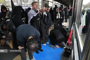 اقامه نماز ظهر در حاشیه راهپیمایی روز قدس تهران
