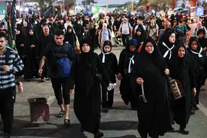 پیاده روی زائرین اربعین حسینی به یاد رهبر شهید انقلاب