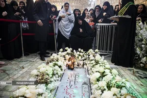 اجتماع مردم کنار مزار شهید سپهبد سلامی در ایام اربعین فرمانده دلاور سپاه اسلام