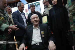 اعطای نشان فداکاری به امیرسرتیپ منوچهر دژکام به پاس سال&zwnj;ها مجاهدت در دوران دفاع مقدس توسط فرمانده کل ارتش
