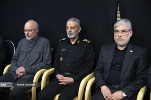 حسین سیمایی صراف وزیر علوم،محمدباقر قالیباف رئیس مجلس شورای اسلامی و سرلشکر سیدعبدالرحیم موسوی رئیس ستادکل نیروهای مسلح در مراسم گرامیداشت چهلمین روز درگذشت شهید سپهبد محمد باقری (محمد حسین افشردی) و همسر وی ( اشرف افشردی) و دختر این فرمانده عزیز (فرشته افشردی)