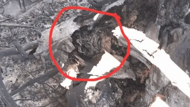 تصویر جمجه سوخته سرباز آمریکایی در میان تجهیزات هواپیمای سی - 130