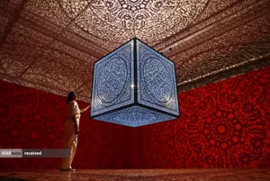 نمایشگاه &laquo;همه گل&zwnj;ها برای من هستند&raquo; در باغ کیو شهر لندن که در آن نقوشی از فرهنگ اسلامی قرار داده شده است.