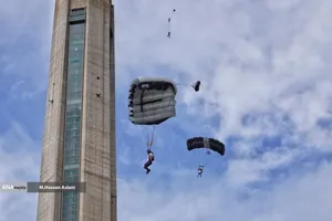  پرش چتربازان از برج میلاد به مناسبت ۱۲ فروردین 