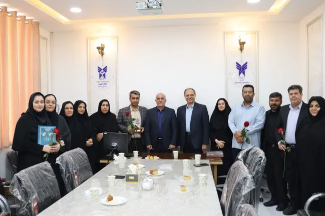 تقدیر از برگزیدگان یزدی هشتمین جشنواره فرهیختگان جوان دانش‌آموزی در دانشگاه آزاد اسلامی یزد