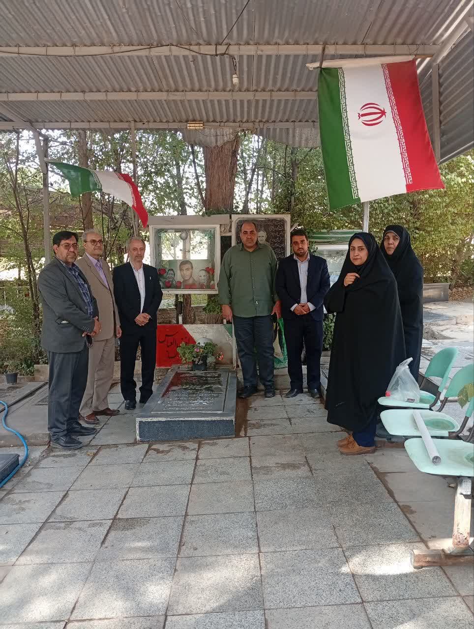 تجدیدمیثاق استاد بسیجی جانباز با همرزم شهیدش پس از ۲۰ سال/ وقتی خاطرات همرزمان شهید جانی دوباره می‌گیرد