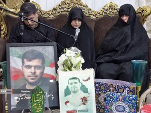 دیدار و تکریم خادمیاران رضوی منطقه 14 تهران با خانواده شهید سعید عقیقی که در حمله رژیم صهیونیستی 25 خرداد 1404 به شهادت رسید