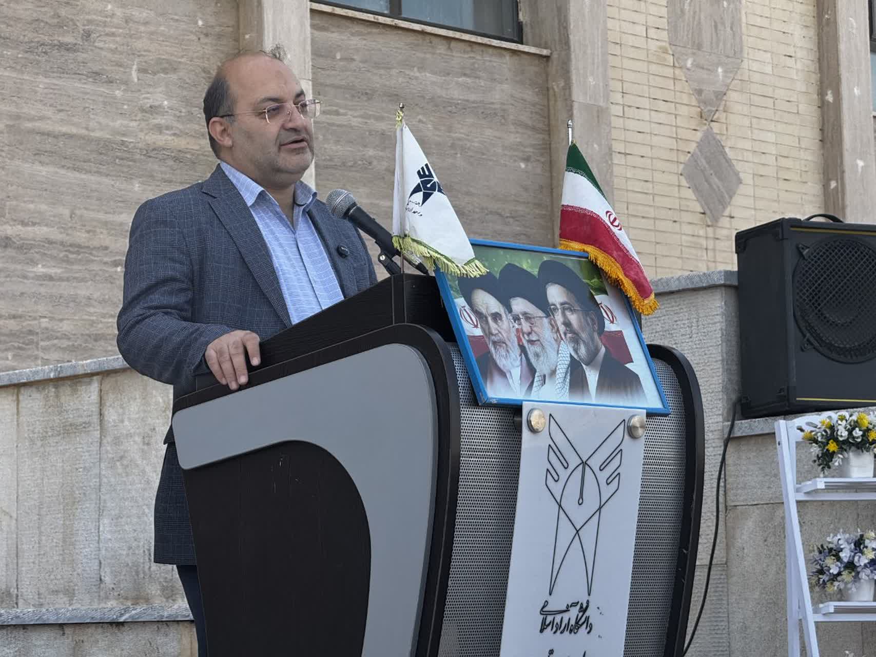 کلنگ‌زنی ۱۰۰۰ میلیارد ریالی نیروگاه خورشیدی در دانشگاه آزاد اسلامی اردستان