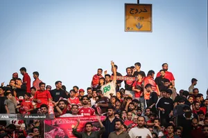 تیم&zwnj;های فوتبال استقلال و پرسپولیس امروز (چهارشنبه) در چارچوب هفته پنجم لیگ برتر به مصاف هم رفتند که این دیدار به تساوی یک - یک انجامید.