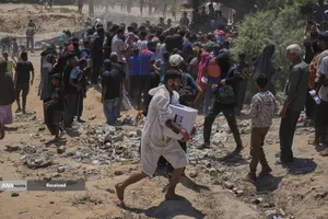 مردم گرسنه غزه برای رسیدن به کمک&zwnj;های غذایی، کیلومترها پیاده&zwnj;روی می&zwnj;کنند