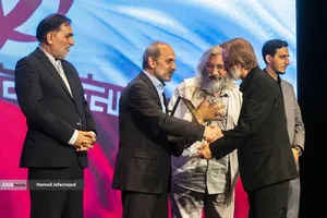 تجلیل از خانواده شهدا با حضور پیمان جبلی رییس سازمان صدا و سیما در مراسم بزرگداشت شهدای رسانه در نبرد با رژیم صهیونیستی