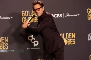 اهدای جایزه بهترین نقش آفرینی مرد به بورلی هیلز در نقش مکمل برای فیلم اپنهایمر در هشتاد و یکمین جوایز سالانه گلدن گلوب