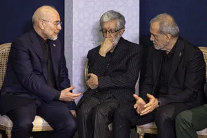 مسعود پزشکیان رییس جمهور،غلامعلی حداد عادل و محمدباقر قالیباف رییس مجلس در حاشیه مراسم ادای احترام مقامات و مسئولان خارجی به پیکر امام شهید 