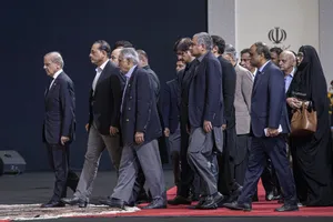 ادای احترام شهباز شریف نخست وزیر پاکستان و مقامات و مسئولان خارجی به پیکر امام شهید 