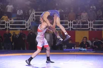 برگزاری مسابقات کشوری کشتی فرنگی جوانان با حاشیه‌های عجیب، وقفه‌های طولانی و درگیری زیاد؛ تشک مسابقه محله بروبیا شد!